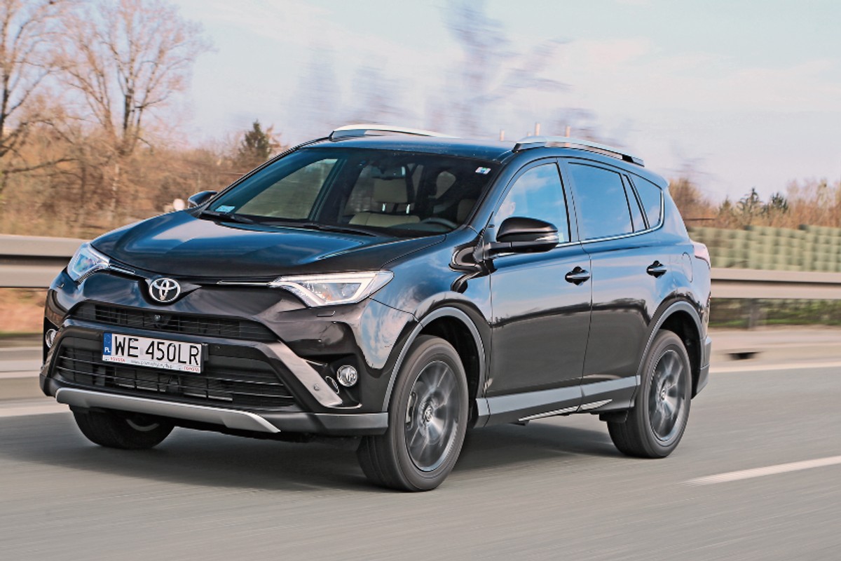 Ależ używana Toyota RAV4 trzyma cenę. Może lepiej kupić VW Tiguana? Mechanik wyjaśnia