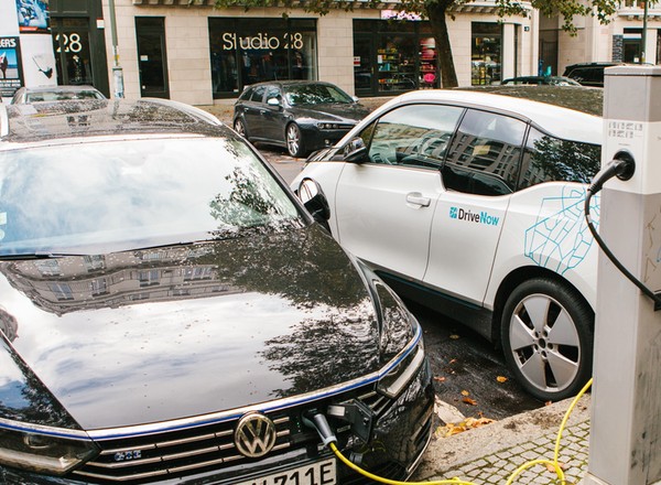 Berlin idzie na całość – 1 ładowarka na 10 aut elektrycznych