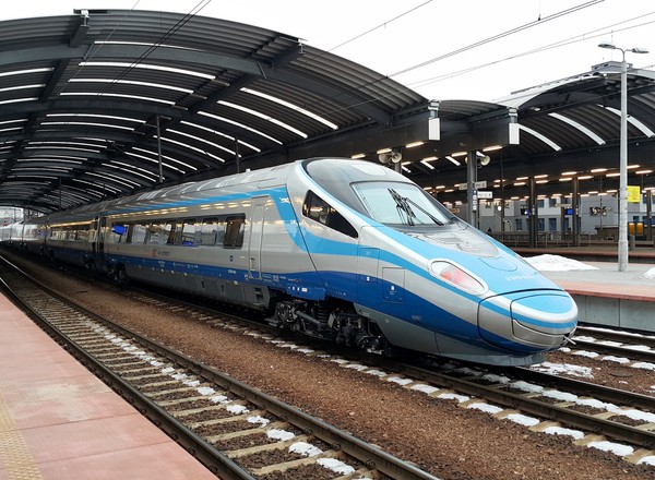 Lepiej autem niż pociągiem PKP. Kolej przegrywa z autostradami