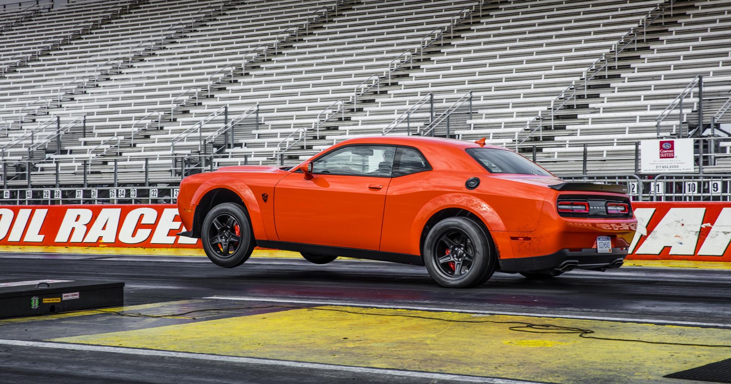 Dlaczego Challenger Demon nie może startować na 1/4 mili?