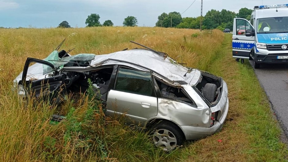 Obraz pochodzący z serwisu https://pomorska.policja.gov.pl/pom/informacje/wiadomosci/134094,Po-dachowaniu-trafila-do-szpitala.html