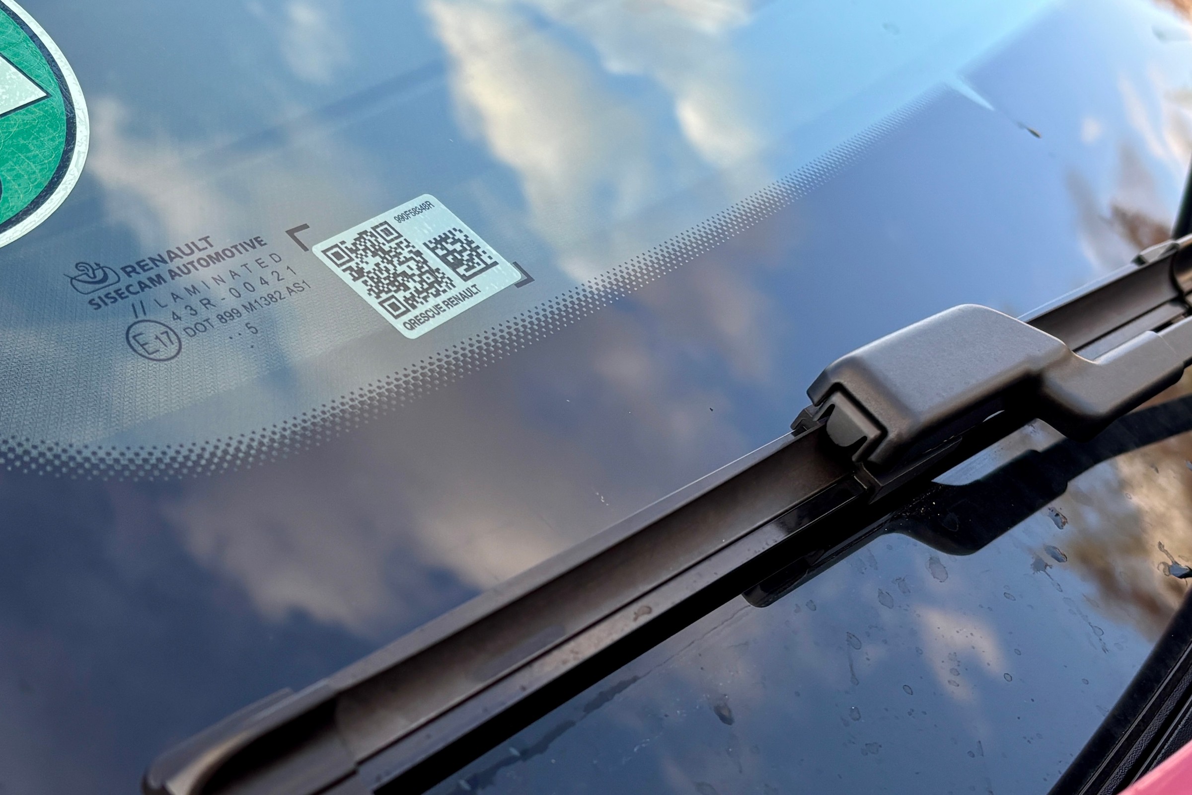 Nietypowa naklejka na szybie samochodu. Ten kod QR jest bardzo ważny