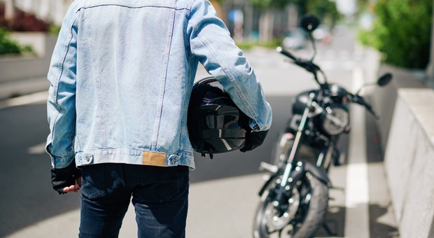 To słynny gest motocyklistów. Wyjaśniamy, co oznacza tajemniczy skrót