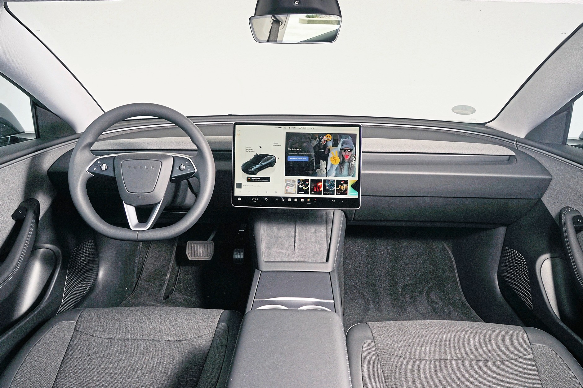 Wnętrze Tesli Model 3 Standard