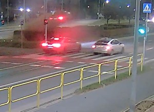 Uderzył w audi i wzbił się w powietrze. Dosłownie przeleciał nad żywopłotem