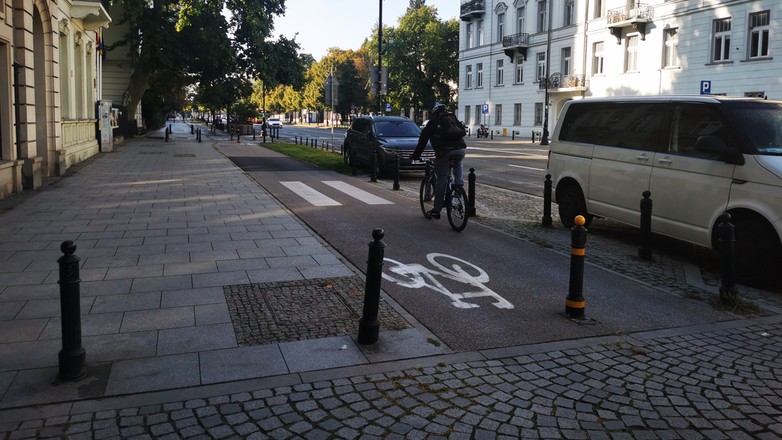 To nie jest przejście dla pieszych! To "zmyłka" – w takim miejscu pieszy nie ma pierwszeństwa przed rowerem