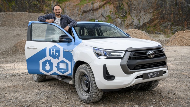 Pierwsza jazda prototypem wodorowej Toyoty Hilux H2 (FCEV)