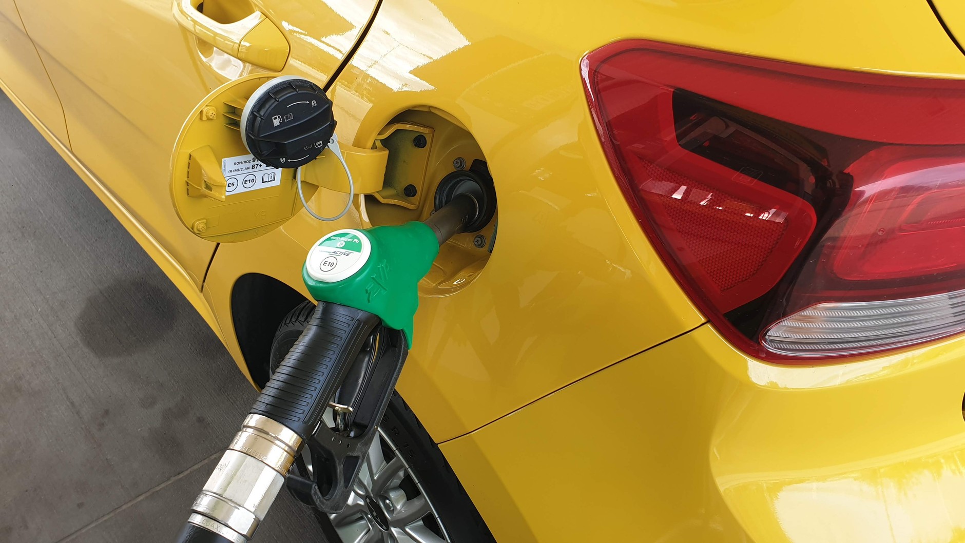 Tankowanie samochodu na stacji paliw