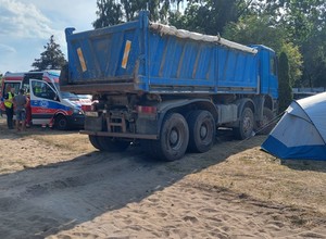 "Nagle wjechała na chodnik". Ciężarówka staranowała pięć aut i namiot na kempingu