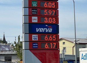 Skutek niskich cen - rolnicy już mają problemy z paliwem. Zabraknie też dla kierowców?