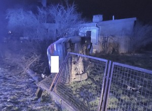 Kierowca BMW wjechał w płot i się zaczęło. Jego kartoteka szybko się zapełniła