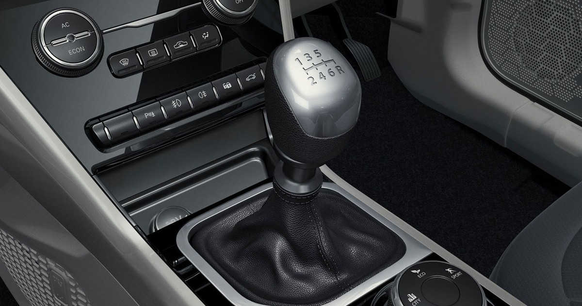Początkowo Tata Nexon będzie dostępna tylko z manualną skrzynią biegów.