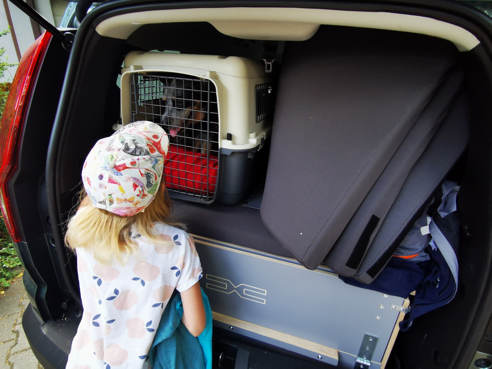 Dacia Jogger Extreme ECO G-100 LPG z wyposażeniem kempingowym: w bagażniku udaje się upchnąć klatkę dla psa. Bagaże jadą w skrzyni.