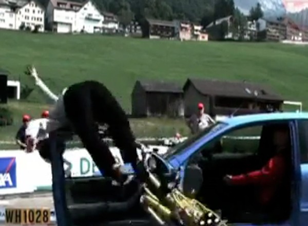 Jak wygląda zderzenie rowerzysty z samochodem i potrącenie pieszego?