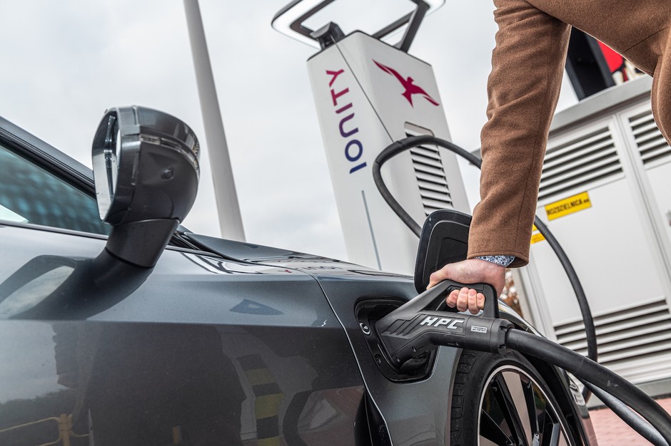 Audi e-tron GT na stacji Ionity