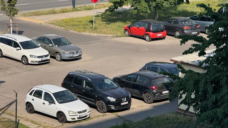 Samochody na parkingu w upał