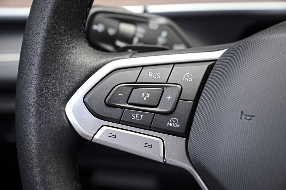 VW Tayron: na szczęście zamiast paneli dotykowych znów mamy fizyczne przyciski na kierownicy. Tak jest wygodniej. 