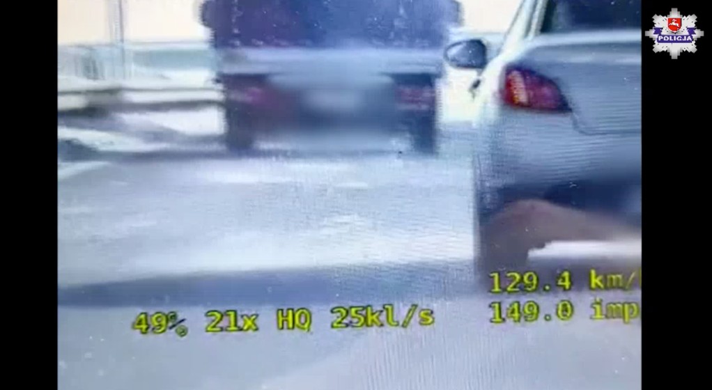 Lód z ciężarówki spadał na drogę
