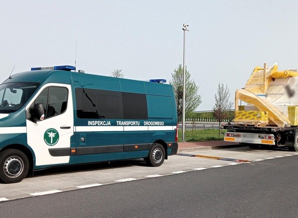 Inspektorzy ITD zatrzymali transport drewnianego domu. Kierowca wręcz prosił się o kontrolę