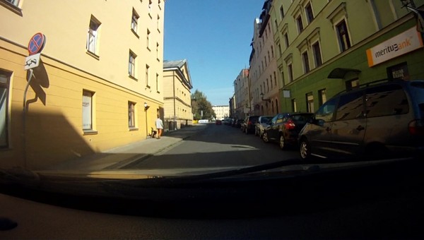 Zakaz zatrzymywania się: obowiązuje na jezdni czy na chodniku?