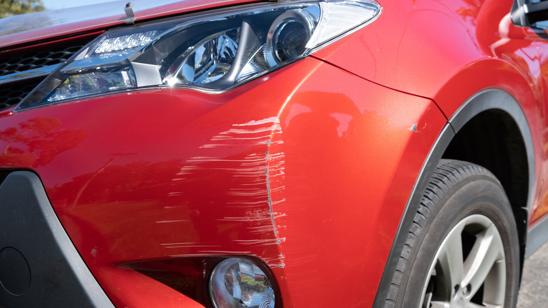 Porysowany zderzak samochodu