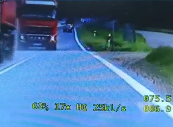 TIR-em na czołowe z radiowozem. Policja nie miała wyjścia [Nagranie]