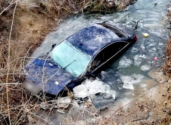 Pijany kierowca Audi zakończył podróż w rowie melioracyjnym
