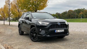Toyota RAV4 2.5 Hybrid AWD Black Edition by JBL – cała na czarno