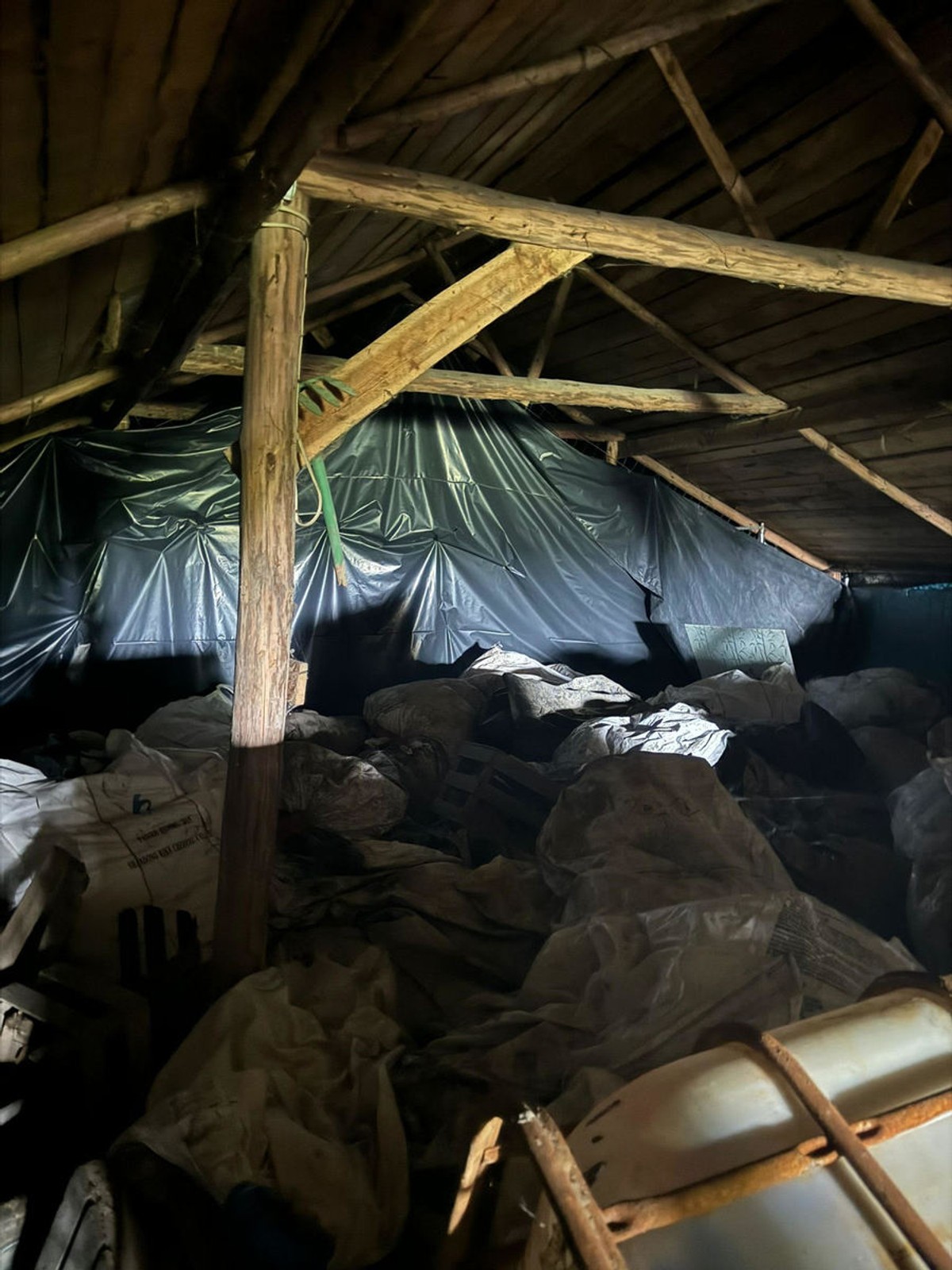 TIR z niebezpiecznymi substancjami