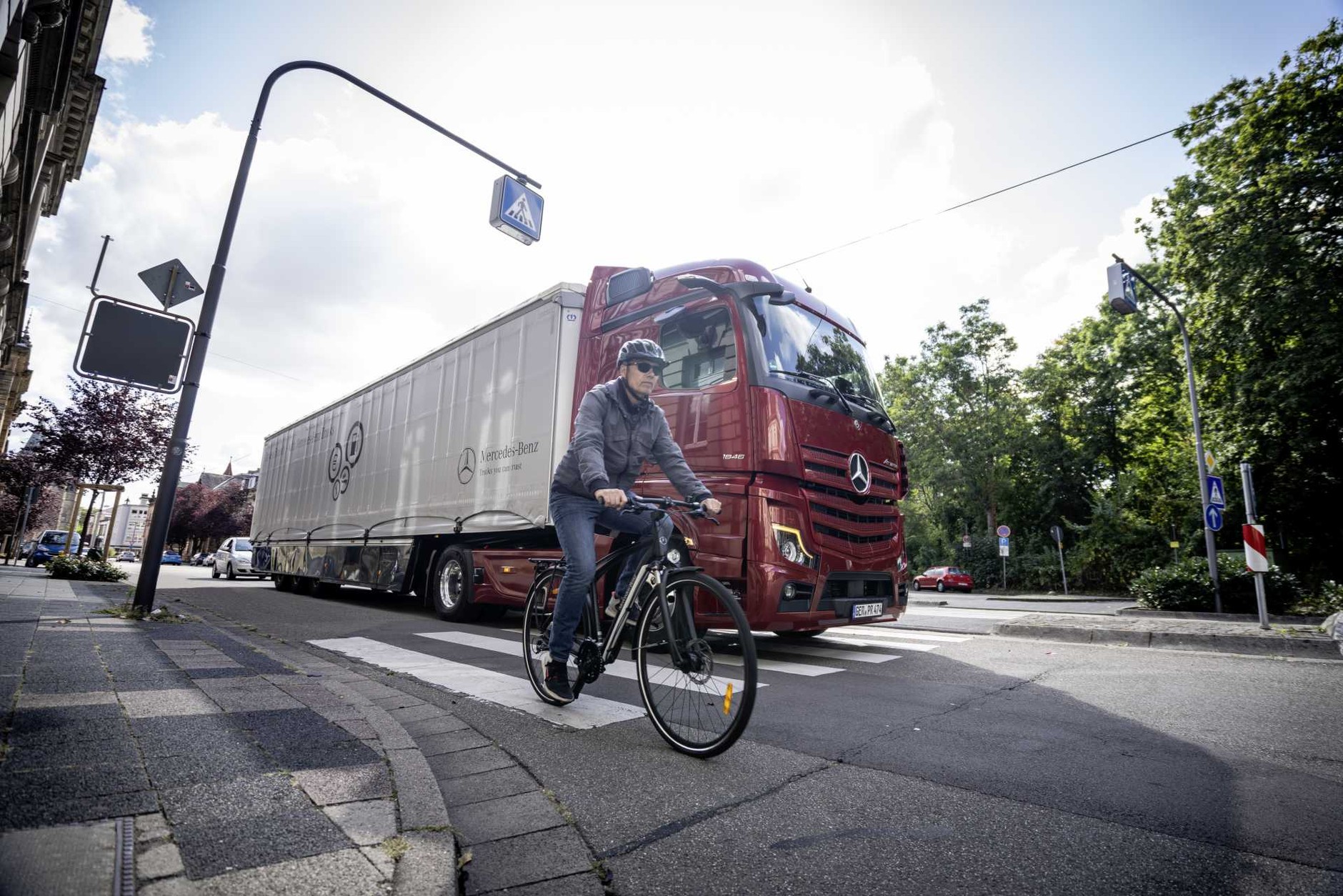 Monitorowanie martwego pola - asystent kierowcy ciężarówki