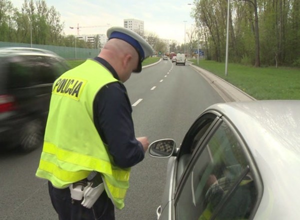 W tej sytuacji nie przyjmuj mandatu! Tak ocalisz swoje prawo jazdy. Politycy przeoczyli to przypadkiem czy specjalnie?