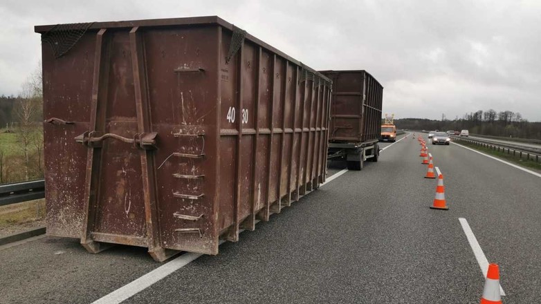 Kontenery porzucone na poboczu drogi S8