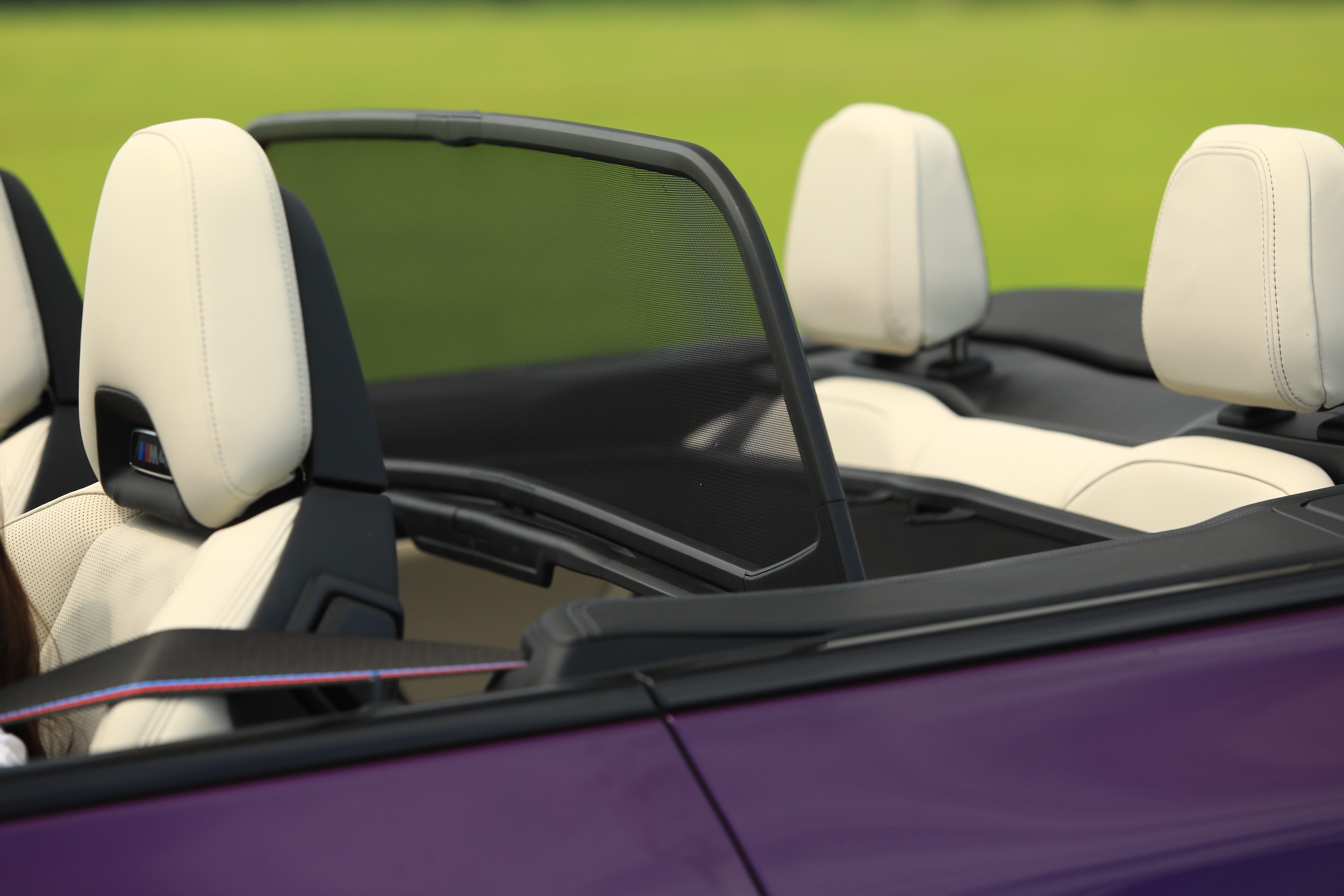 Windszot rozkłada się ręcznie, wymaga to odrobinę wprawy lub pomoc drugiej osoby. Postawiony sprawdza się świetnie. Kiedy się go nie używa, można go schować do dedykowanego etui w bagażniku.