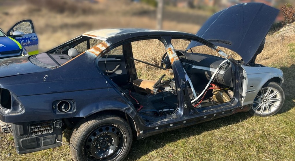 Testował auto po naprawie. BMW nie miało zderzaków, drzwi, szyb, a nawet foteli