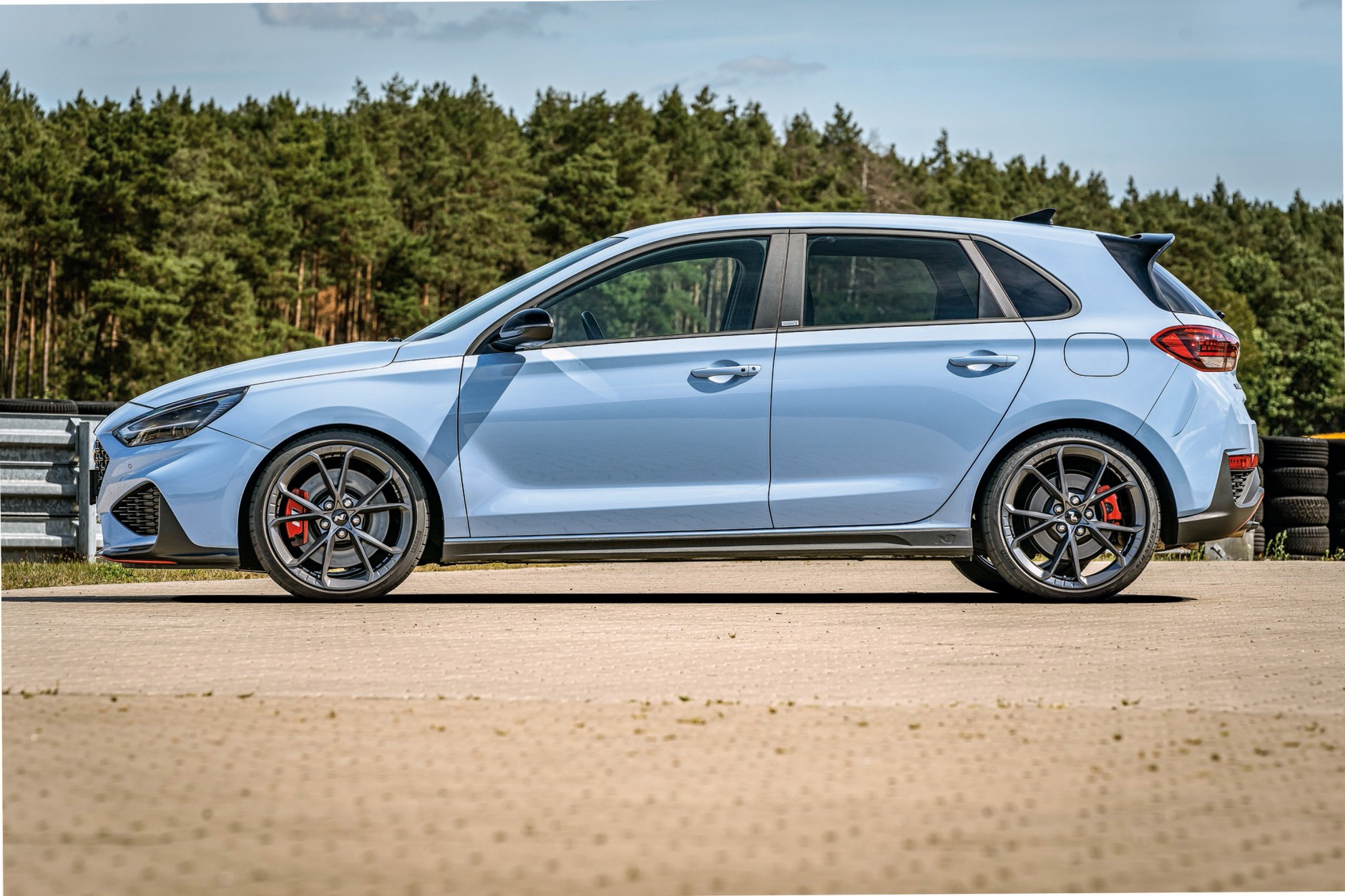 Hyundai i30 N: podobnie jak Ford, również Hyundai przyjechał na 19-calowych felgach. Opony: 235/35 R 19.