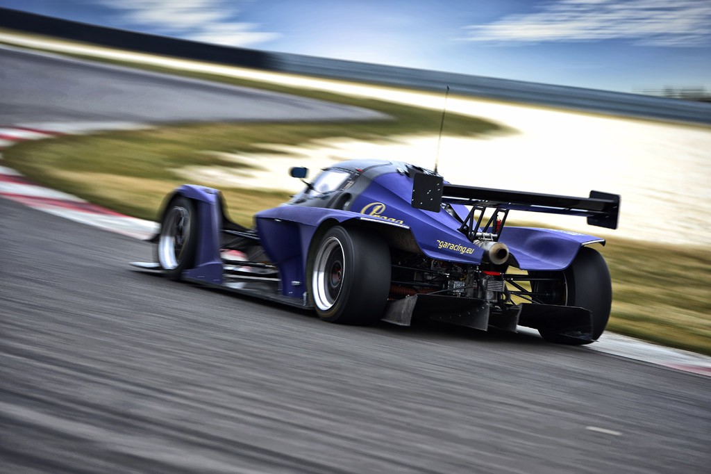 Praga R1 w starciu z Audi R8: diabeł jeździ sobie Pragą