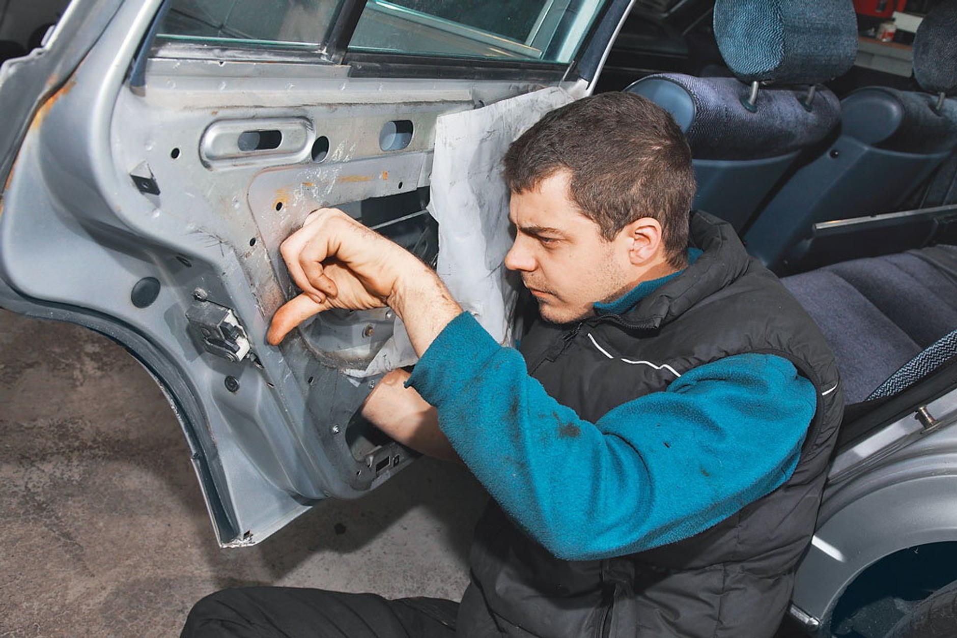 Jak naprawić centralny zamek? Jak dostać się do wnętrza drzwi?