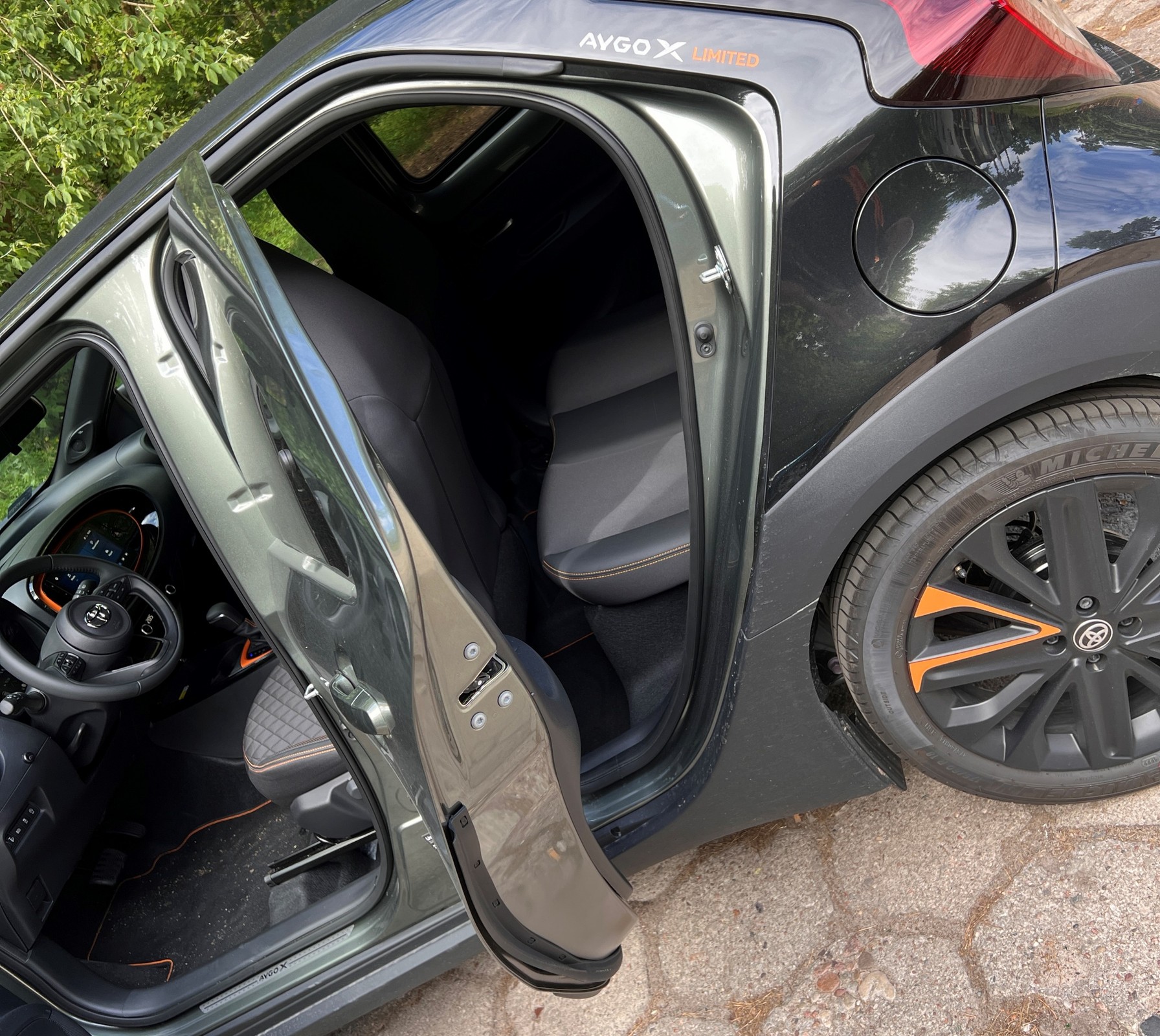 Toyota Aygo X ma bardzo wąski otwór tylnych bocznych drzwi.