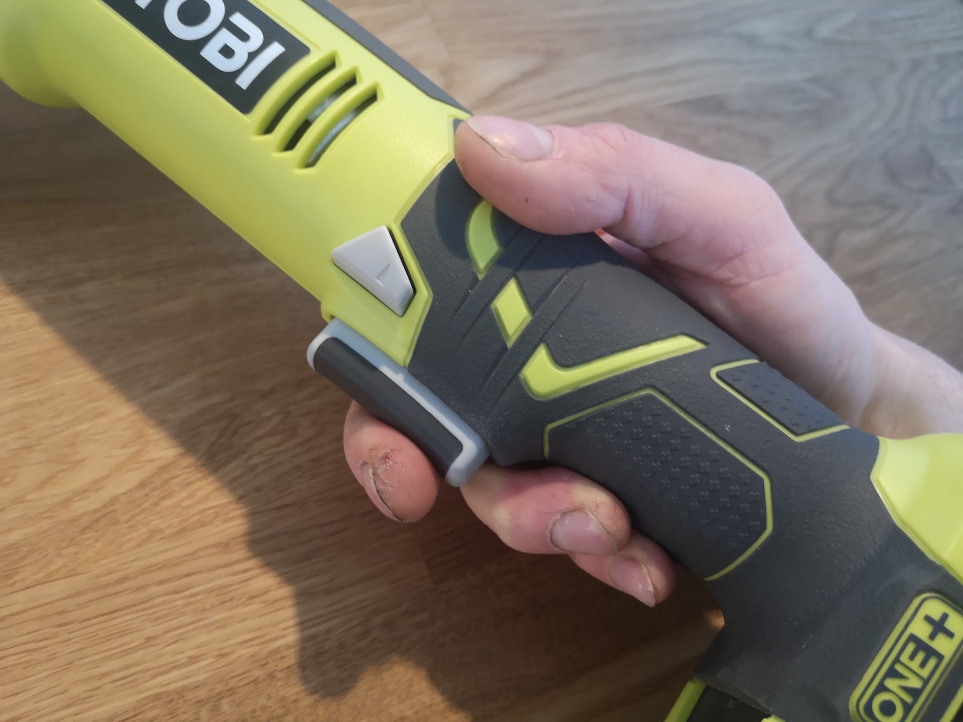 Przełącznik kierunku oraz włącznik pozwalający płynnie regulować obroty narzędzia – to wszystkie elementy sterowania typowej akumulatorowej wiertarki kątowej