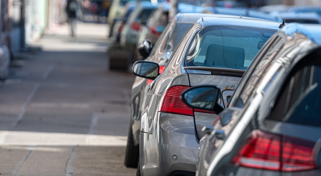 Auta na chodniku – zdjęcie ilustracyjne