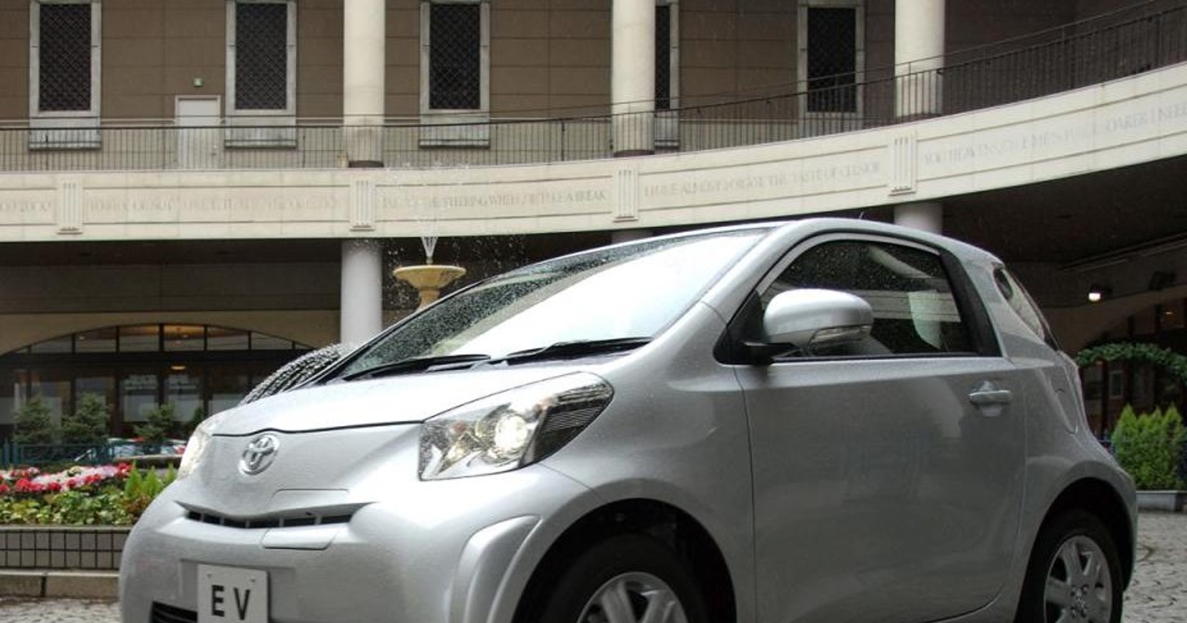 Elektryczna Toyota iQ w Genewie