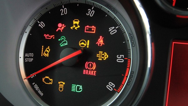 Czy znasz motoryzacyjne skróty? Czy wiesz, co oznaczają kontrolki w Twoim aucie?