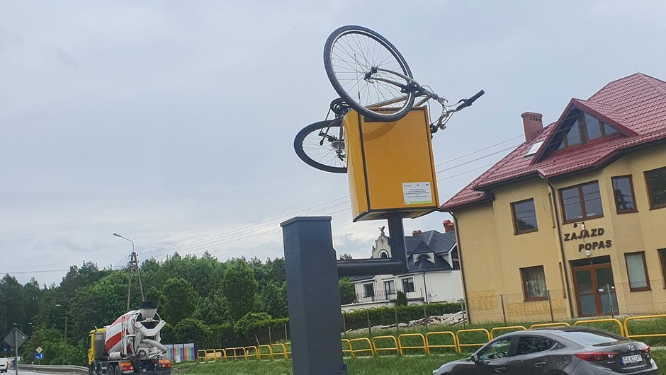 Strażacy wciąż nie wiedzą, jak rower tam trafił