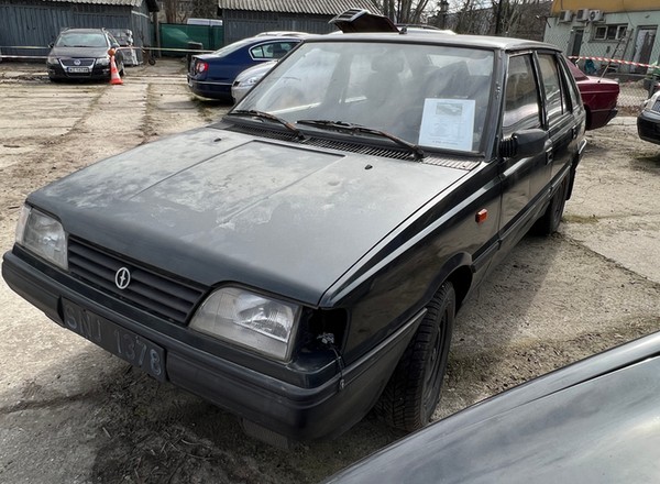 Warszawa zlicytowała porzucone samochody. Rekordowy zysk, tylko dziewięć trafi na złom