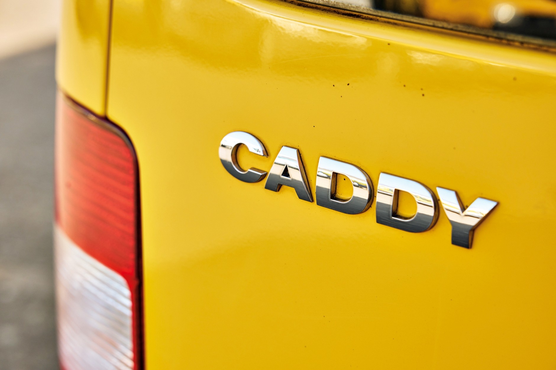 Dostawczaki z pocztowego demobilu. Czy kupno busa po niemieckiej poczcie ma sens?