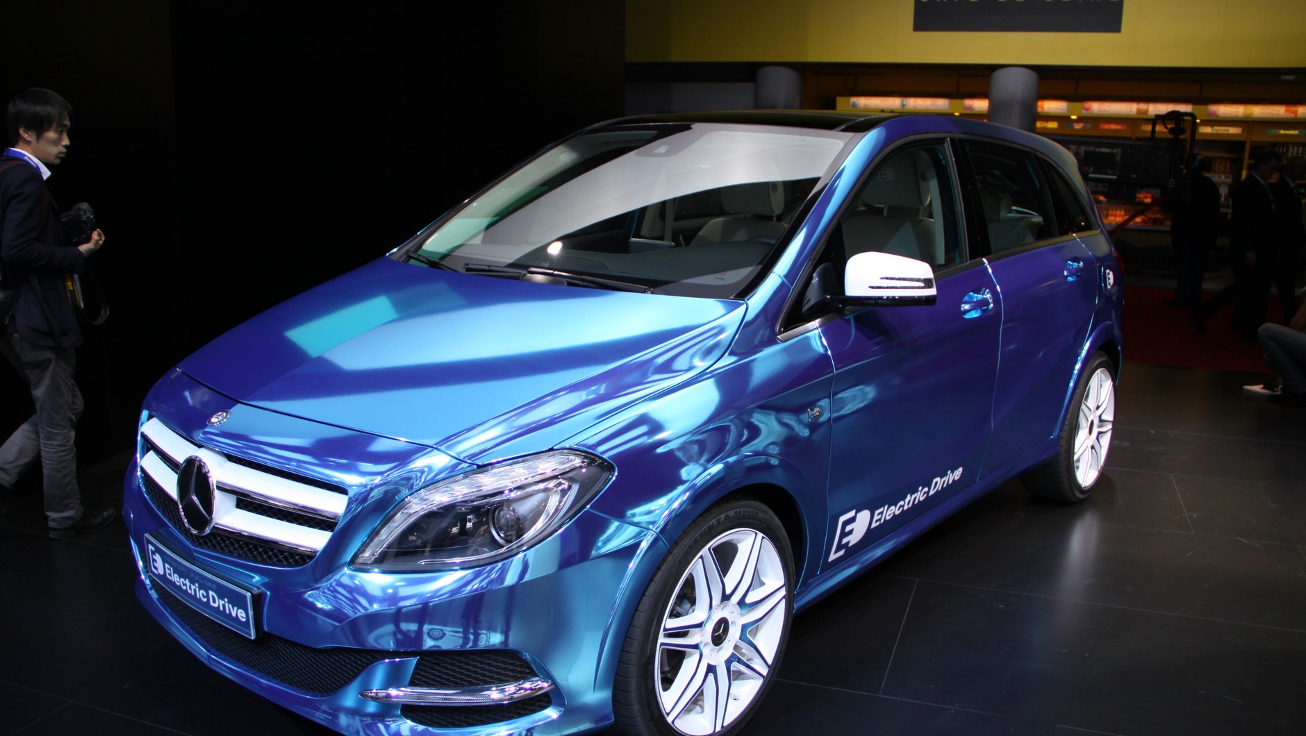 Mercedes B Electric Drive (Paryż 2012). Za komponenty napędu elektrycznego odpowiadała wówczas mało znana firma Tesla.