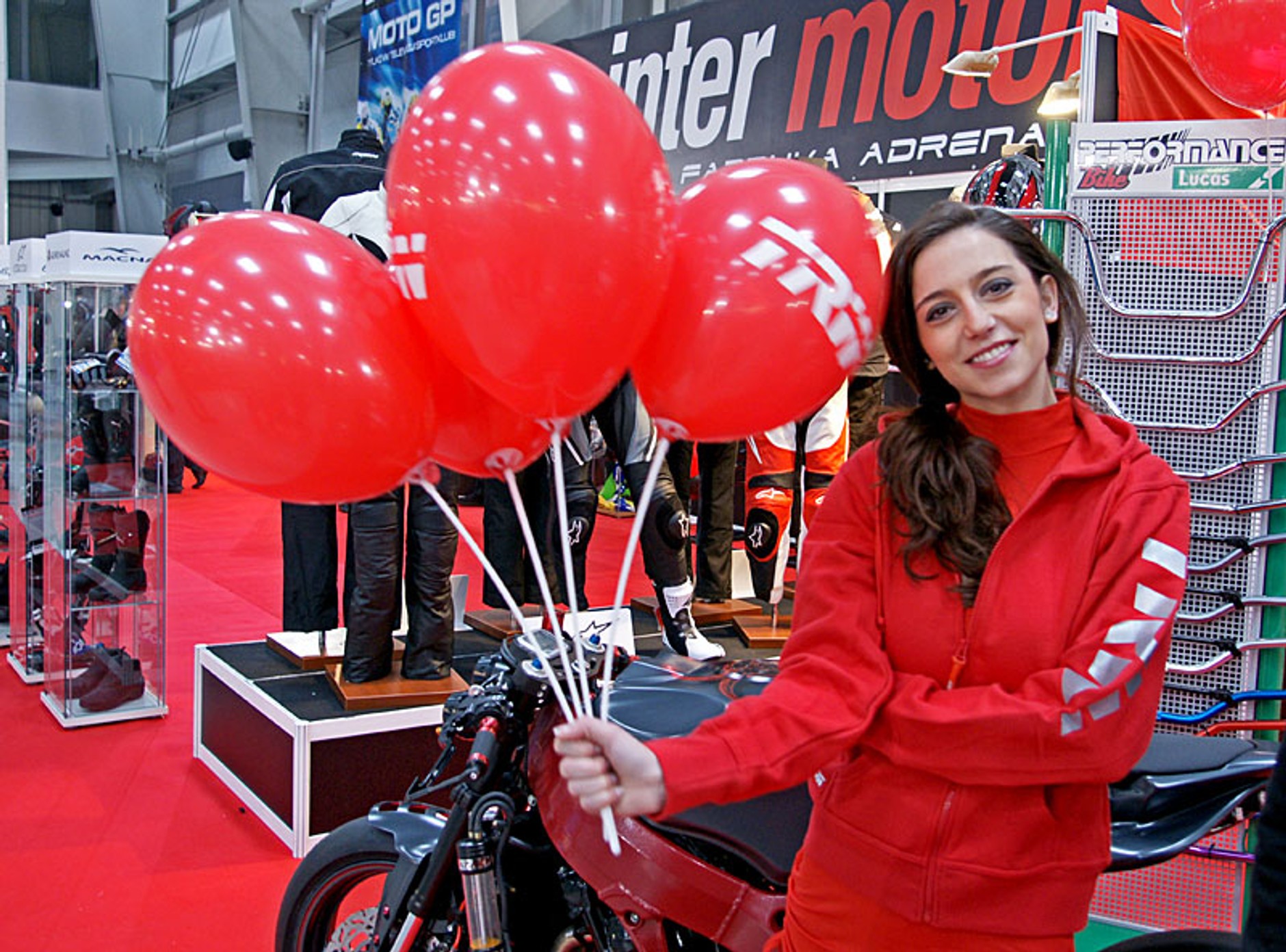 Dziewczyny i maszyny na drugiej ogólnopolskiej wystawie motocykli w Warszawie