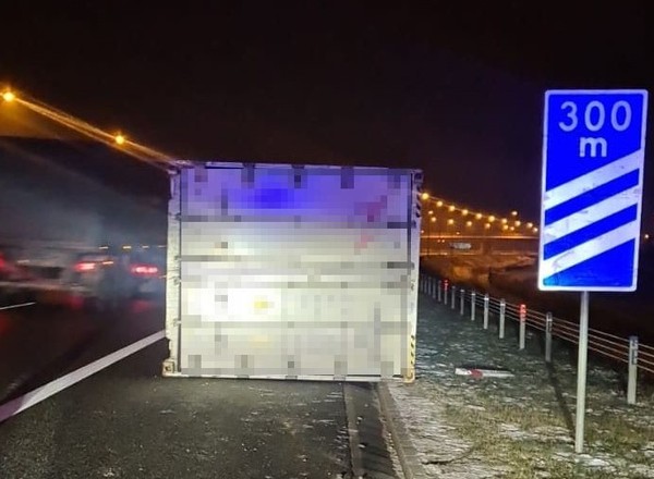 "Zgubił" 6-metrowy kontener na autostradzie A1. Policjanci nie mogli uwierzyć
