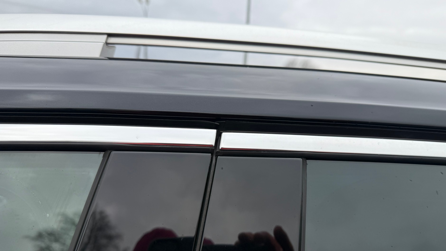 Właściwie żadne listwy nadwozia tego samochodu nie spotykają się ładnie