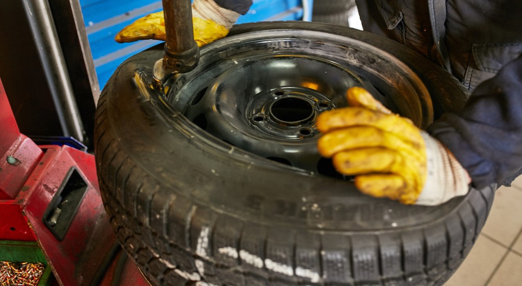 Wyważanie kół na wyważarce z testem drogowym